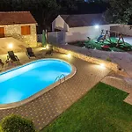 Villa Viktorija *
